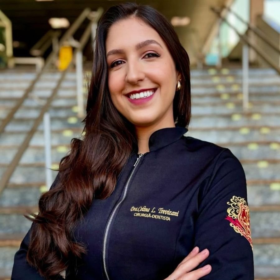 Dra. Celina Lizareli, cirurgiã-dentista, sorrindo de braços cruzados