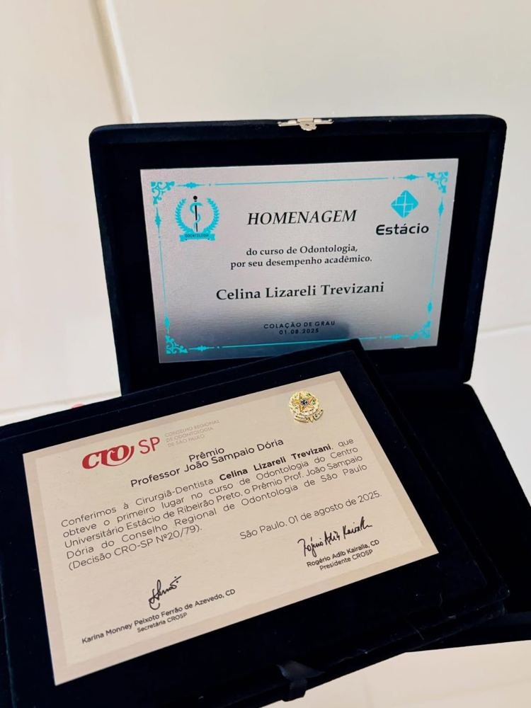 Placas de homenagem acadêmica entregues à Dra. Celina